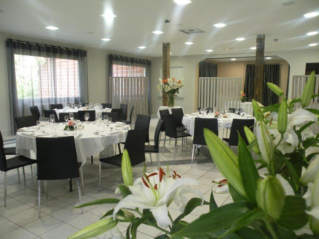 Logis Hotels - Le Pont Bernet - Hotel 2 Etoiles Et Restaurant Le Pian-Médoc Exterior foto