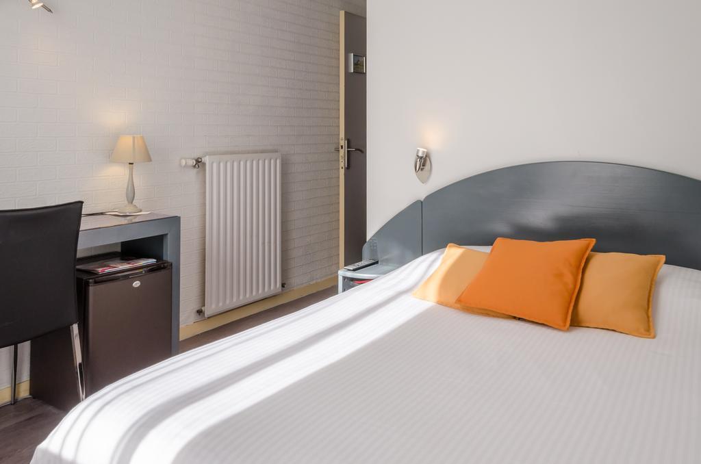 Logis Hotels - Le Pont Bernet - Hotel 2 Etoiles Et Restaurant Le Pian-Médoc Cameră foto